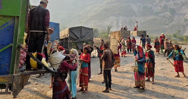 मजदुर दिवसका दिन जाटरकाेटबाट  भेरी  नदी तारेर रुकुपश्चिम चालमका भारी लैजाँदै श्रमिकहरू